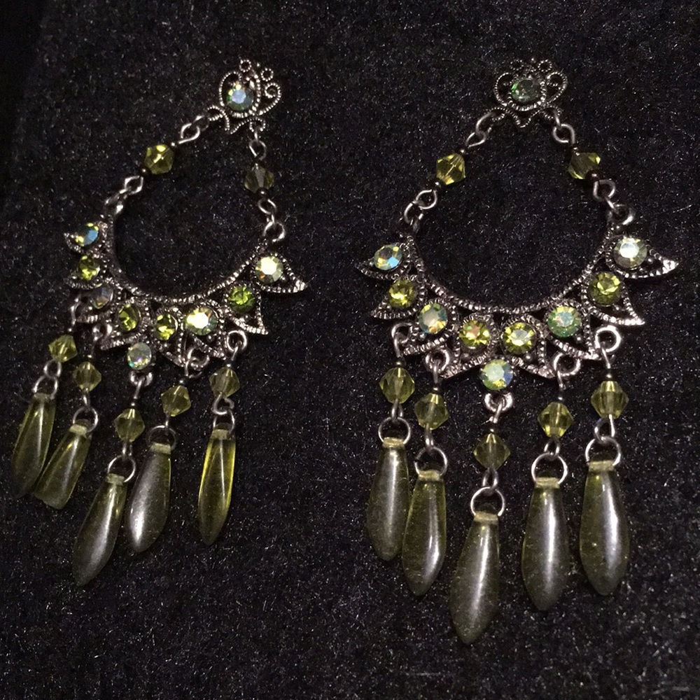 Silver tone & green stone chandelier earrings ❤️ - Picture 3 of 5